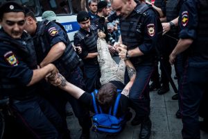 Rus gazeteci protestosu Kremlin'e sı&ccedil;radı