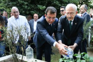 CHP'den ilk İstanbul B&uuml;y&uuml;kşehir Belediye Başkanı'nın kabrine ziyaret