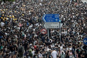 Hong Kong'da halk &Ccedil;in'e iade yasa planına karşı birleşti