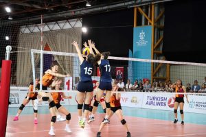 Yıldız Kızlar Voleybol derbisini Fenerbah&ccedil;e kazandı