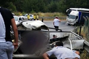 TIR'la &ccedil;arpışan kamyonetin s&uuml;r&uuml;c&uuml;s&uuml; &ouml;ld&uuml;