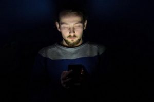 Cep telefonlarından yansıyan mavi ışık uyku d&uuml;şmanı