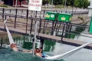 Sıcaktan bunalan gen&ccedil;ler kanala hamak kurdu!