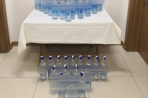 İş yerinde 54 şişe ka&ccedil;ak i&ccedil;ki ele ge&ccedil;irildi