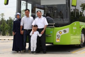 5 yaşındaki &ccedil;ocuğunu otob&uuml;ste unuttu