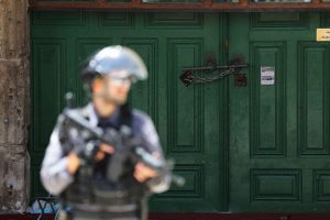 İsrail polisi Mescid-i Aksa'nın g&ouml;revlilerini g&ouml;zaltına aldı