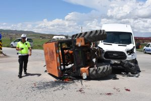 Minib&uuml;s ile trakt&ouml;r &ccedil;arpıştı: 1 yaralı