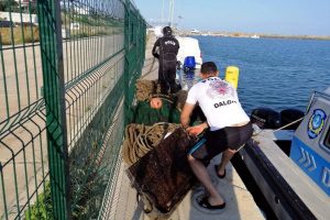 Marmara Denizi'nde trol ağları ele ge&ccedil;irildi
