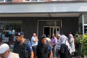 Riskli binanın boşaltılması sırasında arbede yaşandı