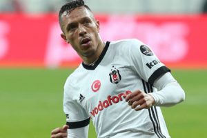 Beşiktaşlı Adriano, ka&ccedil;ak&ccedil;ılığı ve hapis cezasını kabul etti