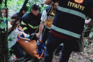 Ormanlık alanda ayağı kırılan gen&ccedil;, 1,5 km sedye ile taşındı