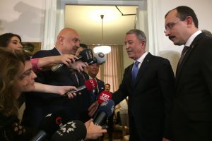 Bakan Akar CHP grubunu ziyaret etti