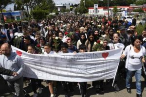 Fransa'da binlerce kişi iki T&uuml;rk i&ccedil;in y&uuml;r&uuml;d&uuml;