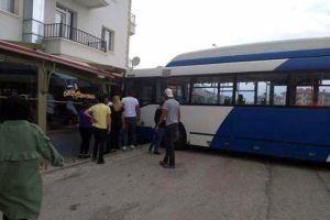 Park halindeyken hareketlenen otob&uuml;s kafeye daldı