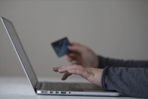 'T&uuml;rkiye'de gen&ccedil;ler daha &ccedil;ok e-ticareti tercih ediyor'