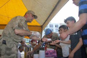 Jandarma şehitler i&ccedil;in lokma dağıttı