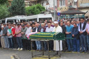 Gelininin tabutuna sarılarak ağladı