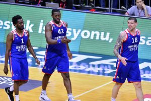 Final serisi Anadolu Efes avantaj kazandı