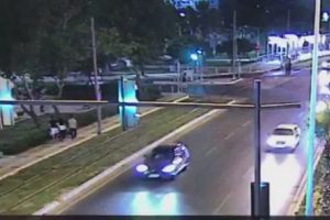 Kırmızı ışıkta ge&ccedil;en otomobil dehşet sa&ccedil;tı!