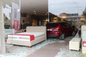 Bursa'da mobilya mağazasına m&uuml;şteri yerine otomobil girdi
