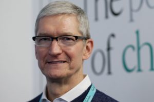 Tim Cook Trump ile ticaret gerilimini g&ouml;r&uuml;şt&uuml;