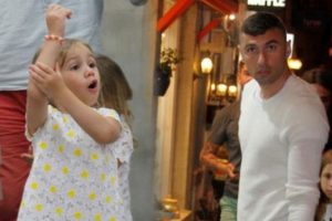 Burak Yılmaz kızlarıyla Ala&ccedil;atı'da g&ouml;r&uuml;nt&uuml;lendi