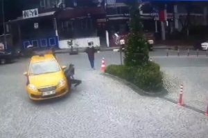 Dikkatsiz s&uuml;r&uuml;c&uuml; gen&ccedil; kızın &uuml;zerinden ge&ccedil;ti