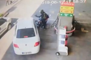Motosiklet s&uuml;r&uuml;c&uuml;s&uuml;n&uuml;n yumruğu kamerada