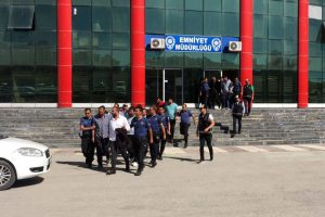Ka&ccedil;ak elektrik ve r&uuml;şvet operasyonu: 28 g&ouml;zaltı
