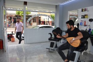 Bursa'daki bu kuaf&ouml;rdeki m&uuml;şteriler, sazlı s&ouml;zl&uuml; tıraş oluyor