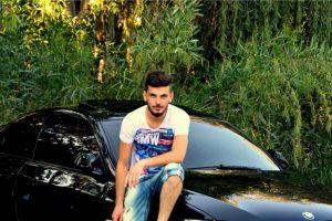 2 arkadaşı bı&ccedil;akladılar!
