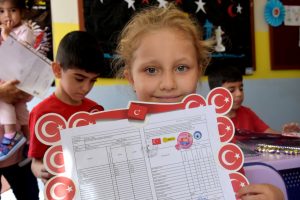 Malatya'da, 174 bin &ouml;ğrenci karne sevinci yaşadı