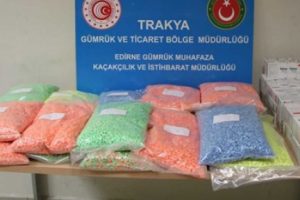 486 bin 300 uyuşturucu hap ele ge&ccedil;irildi