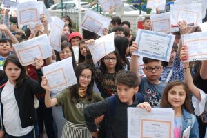 &Ouml;ğrencileri davul zurnayla uğurladılar, arkalarından su d&ouml;kt&uuml;ler