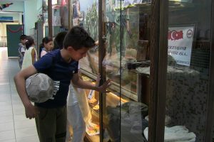 Şehidin eşyaları okuldaki 'Şehitlik K&ouml;şesi'nde sergilendi