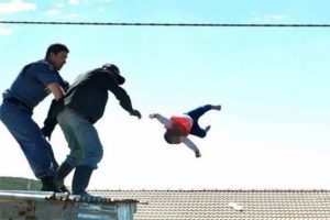 Bebeğini &ccedil;atıdan aşağı atan baba serbest kaldı!