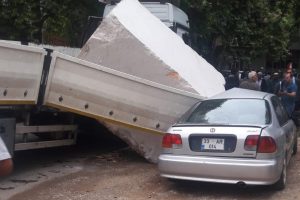 Tırın taşıdığı dev mermer blok otomobilin &uuml;zerine d&uuml;şt&uuml;