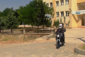 İzmir'den Mardin'e gelip, &ouml;ğrencilere karne hediyesi dağıttı