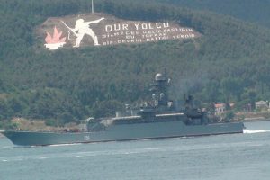 Rus savaş gemileri &Ccedil;anakkale Boğazı'ndan ge&ccedil;ti
