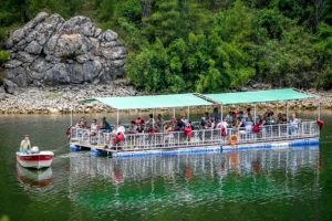 Y&uuml;zer platformla g&ouml;l seyri, turistlerin g&ouml;zdesi