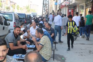Takımının kampanyasına destek i&ccedil;in formalarını sattı