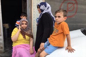 Yangında mahsur kalan kadın ve &ccedil;ocuklarını vatandaşlar kurtardı