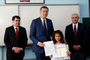 Bakan Sel&ccedil;uk &ouml;ğrencilere karne dağıttı