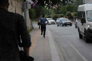 Polisi g&ouml;r&uuml;nce ara&ccedil;tan atlayarak ka&ccedil;tı