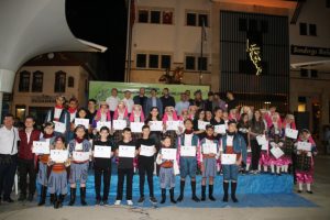 Oyun ve t&uuml;rk&uuml;lerle belgelerini aldılar