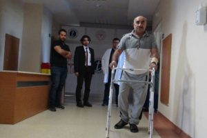 Yatalak hasta, ameliyat sonrası y&uuml;r&uuml;meye başladı