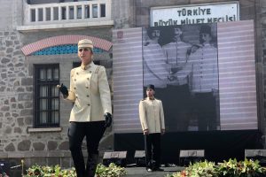 İkinci Meclis'te Atat&uuml;rk Giysi Koleksiyonu Defilesi