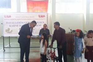 Tuzluca'da &ouml;ğrencilere &ccedil;ifte karne heyecanı