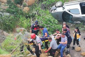 Şarampole yuvarlanan ara&ccedil;taki 1 kişi yaralandı