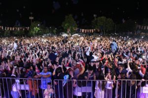 Aynı anda kep atan binlerce &ouml;ğrenciden coşkulu kutlama